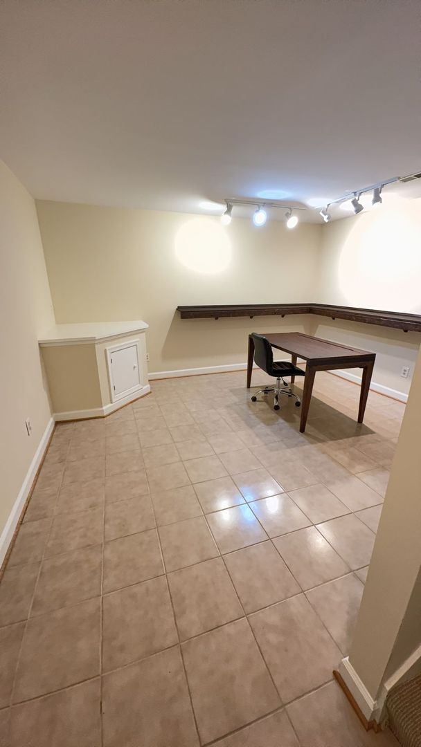 Building Photo - Two Primary Suite, Three Level Townhouse in the Pinecrest Community