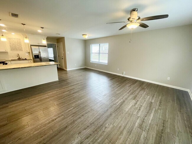 Building Photo - Fully updated, walking distance to UAMS