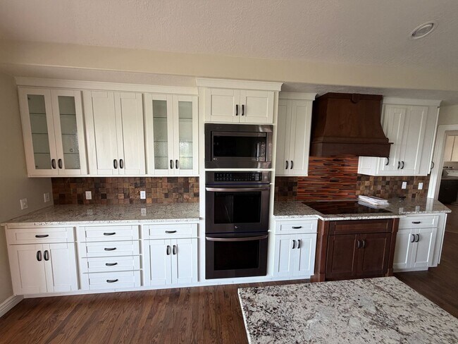 Building Photo - Spacious 4 Bed, 5 Bath Home with 3-Car Garage in Layton!