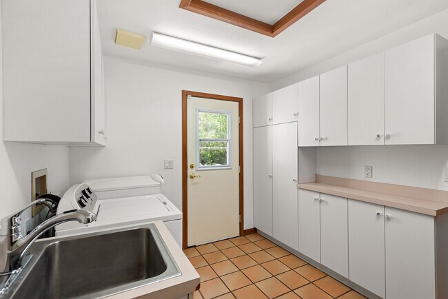 Building Photo - 180 River Oaks Ln