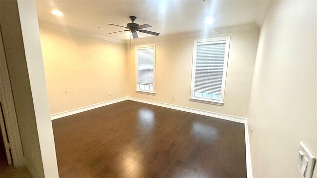 Building Photo - 2720 NE 9th Ave