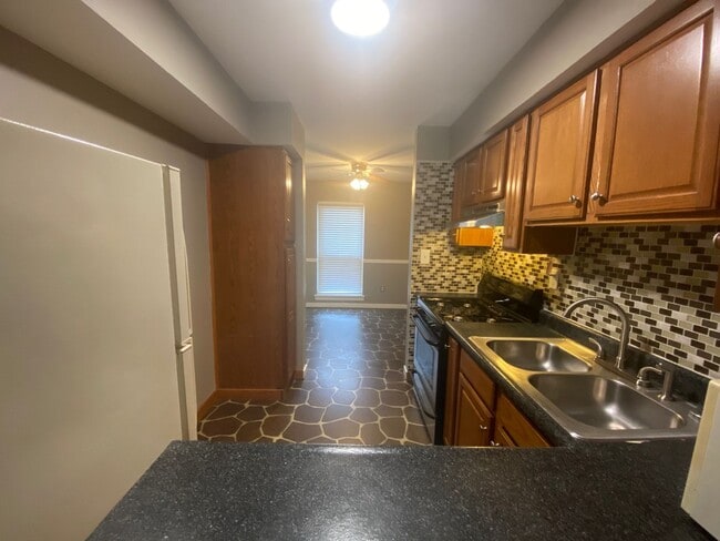 Building Photo - Moon Township - 2 Bedroom, 1.5 Bath Townho...