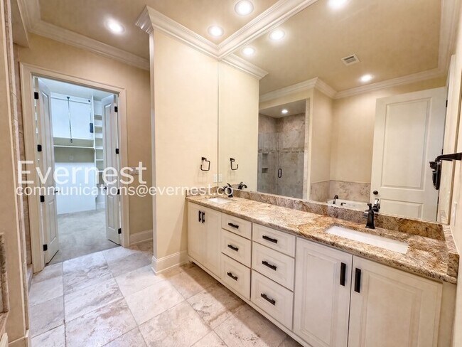 Building Photo - 3 Bed/2 Bath Home with Fenced Yard & Garage / Pet-Friendly / Available Now!