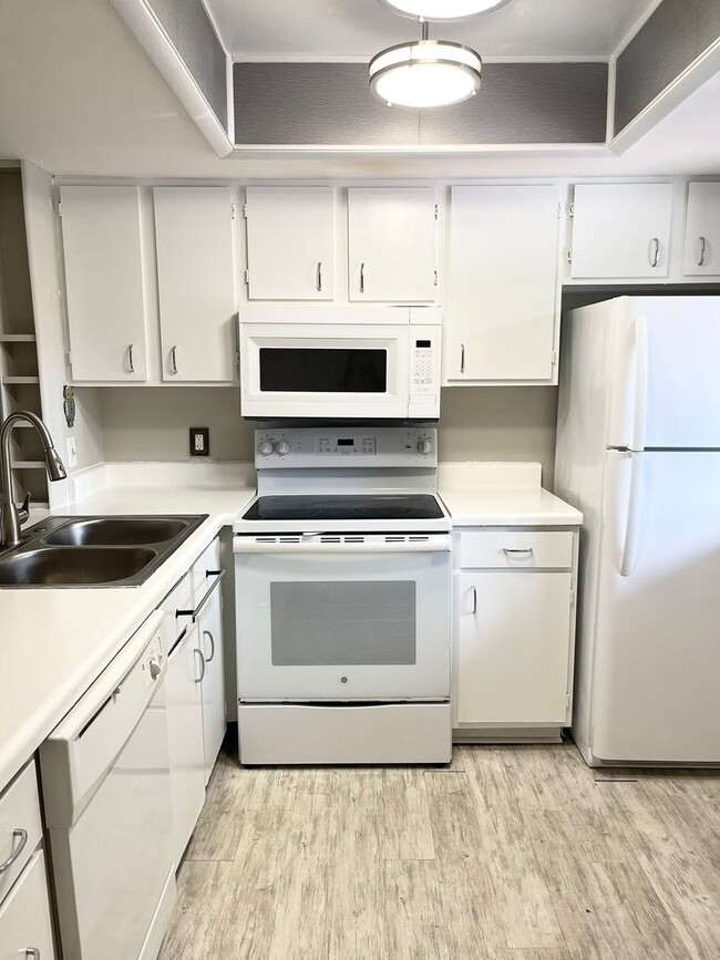 Building Photo - Two Bed, Two Bath Condo at Windsor Crossing