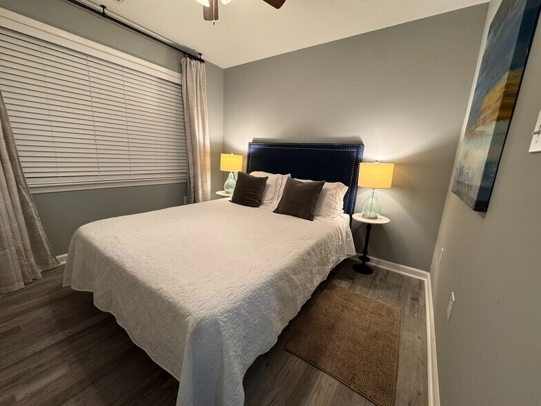 Building Photo - Room in Duplex on Jones Ave NW