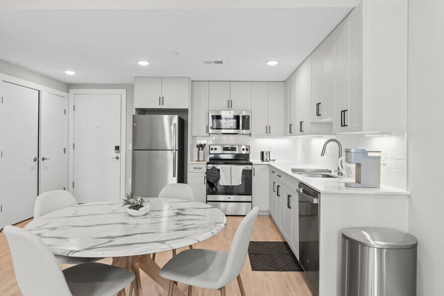 Building Photo - 626 N Delaware Ave