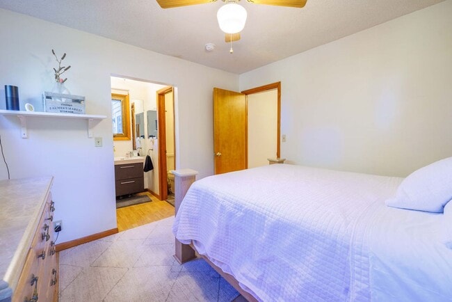 Building Photo - 2536 E 8th St