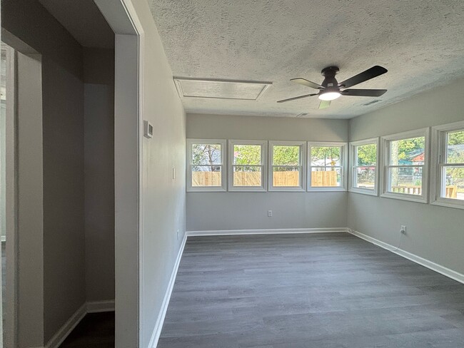 Building Photo - 211 Gertrude St