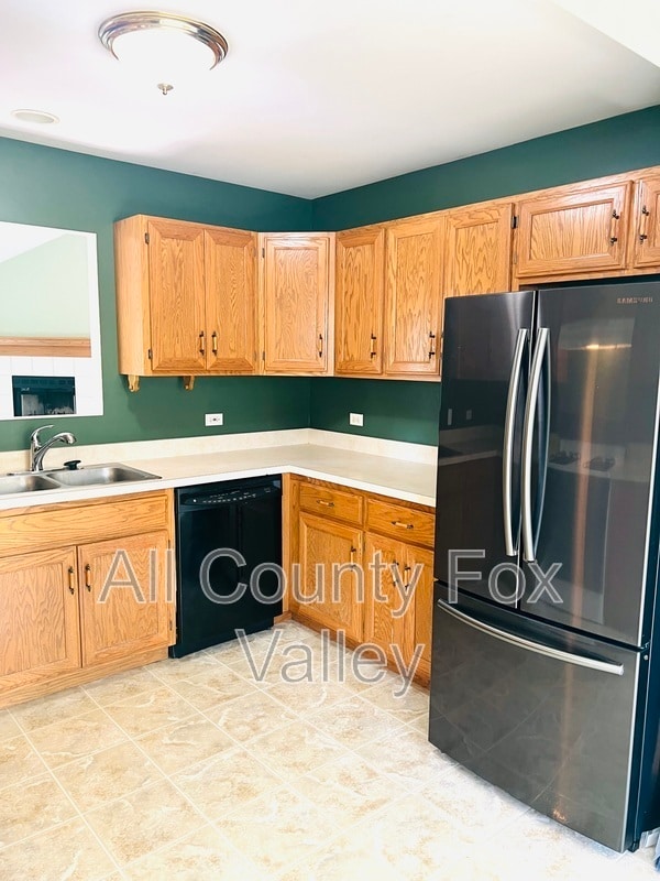 Building Photo - 16018 Fairfield Dr