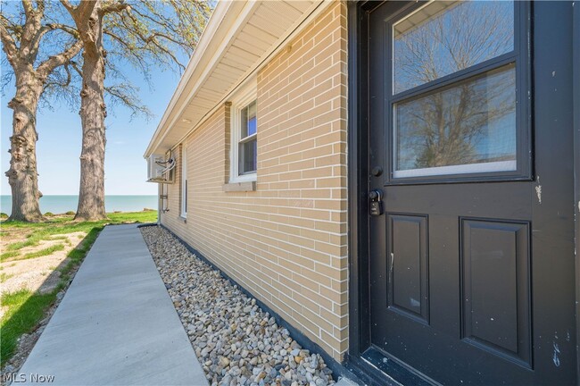 Building Photo - 3844 Edgewater Dr