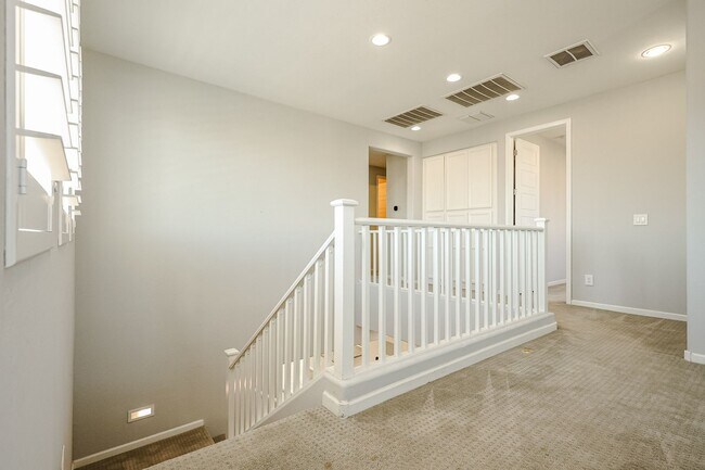 Building Photo - Beautiful 5bedrooms-2Baths Modern Style Home!