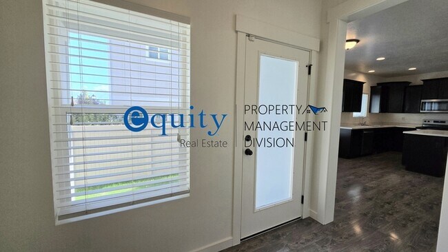 Building Photo - Newly Remodeled!