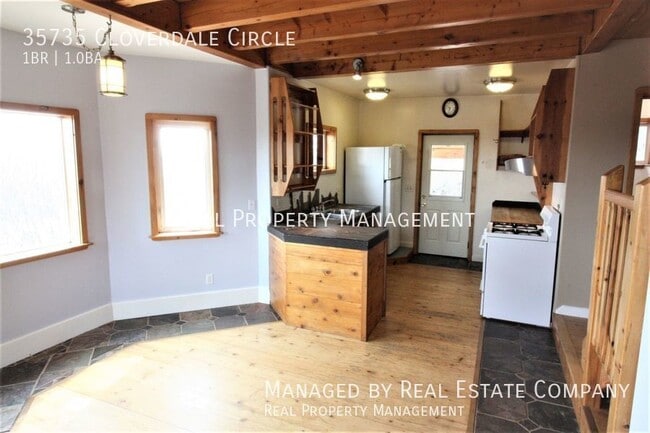 Building Photo - 35735 Cloverdale Cir