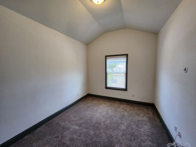 Building Photo - 5814 Whispering Pnes Wy