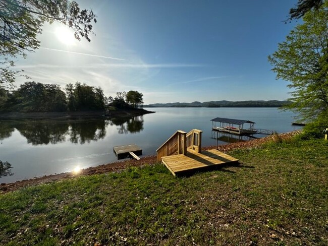 Building Photo - Quiet 3 bedroom/2 bath lake house with pri...