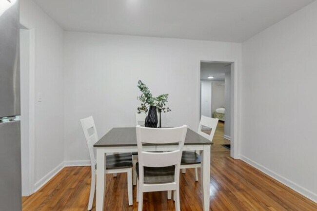 Building Photo - 3 bedroom 2 bath house 1-car garage walk to TMH!! Available in MAY!