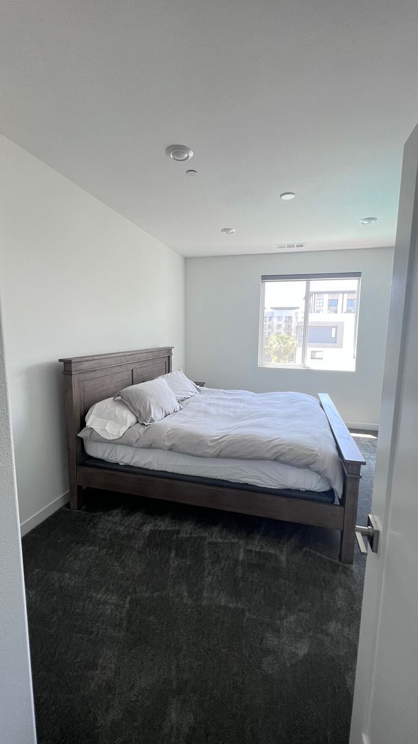Building Photo - Beautiful furnished 4 bedroom Townhouse!