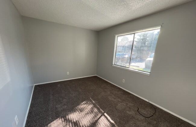 Building Photo - Spacious ground level 3 bedroom Condo in R...