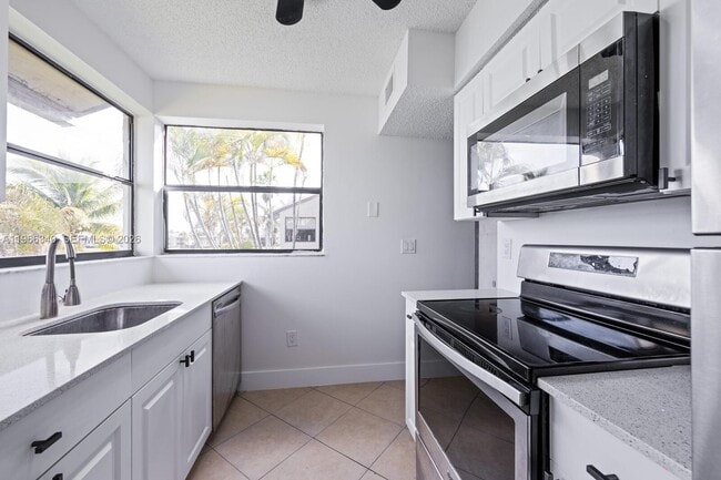 Building Photo - 889 Hamilton Dr