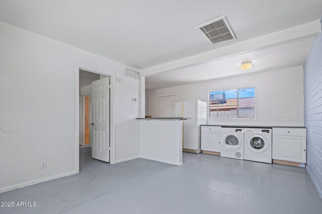 Building Photo - 1102 S Stratton Ln