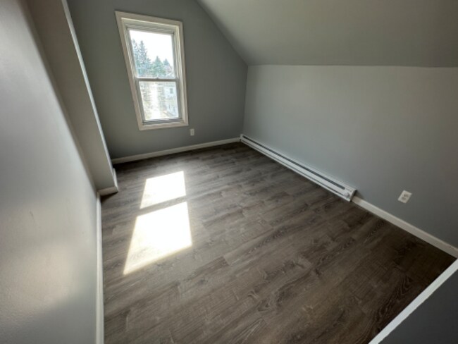 Building Photo - 618 Gibbons St