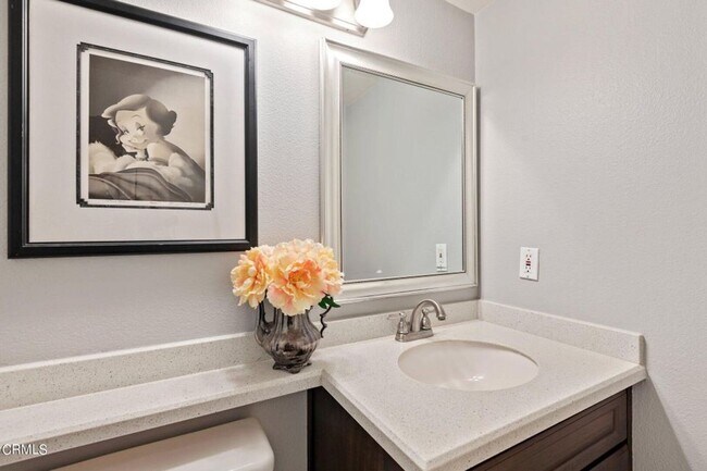 Building Photo - 2 Bedroom + 2.5 Bathroom Townhome + Loft! | Weston Cape Regatta | Ventura | Unfurnished