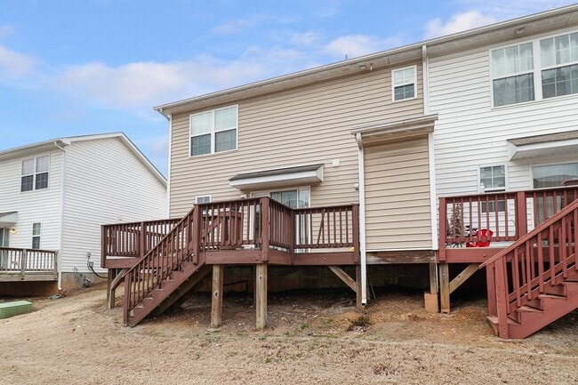 Building Photo - Master-on-Main End-Unit Townhome in Back Creek Villages!