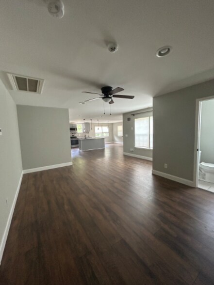 Building Photo - 10 N Rockview Dr