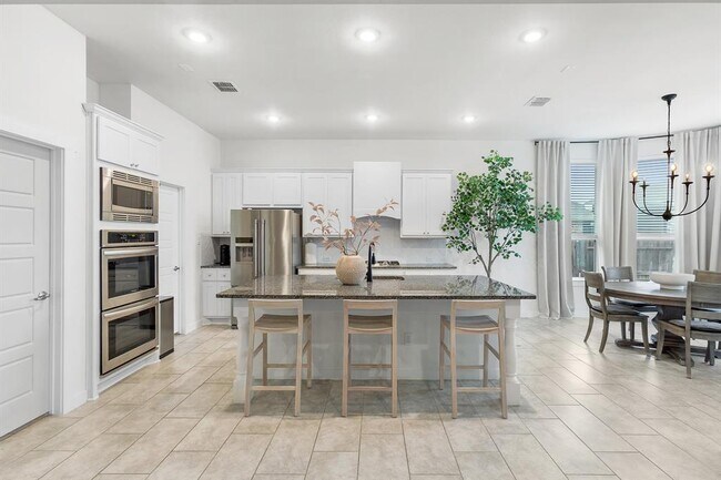 Building Photo - 823 Dreisam