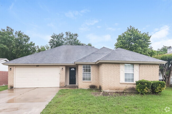 Building Photo - 807 Young Dr