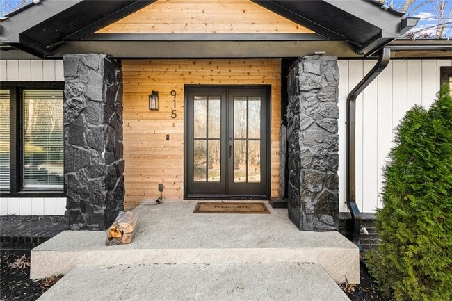 Building Photo - 915 Lost Forest Dr NW