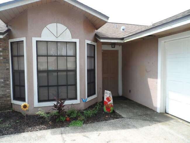 Building Photo - AVAILABLE NOW 3 BEDROOM 2 BATH 2 CAR GARAGE. CONTACT KAREN GUARDINO, REALTOR 386-747-9295