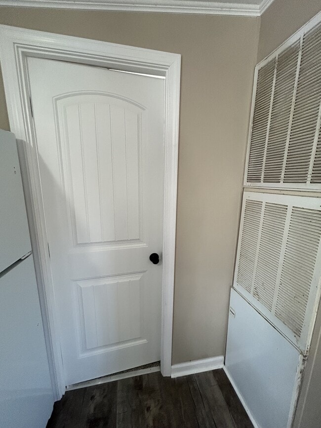 Building Photo - 526 Chris St