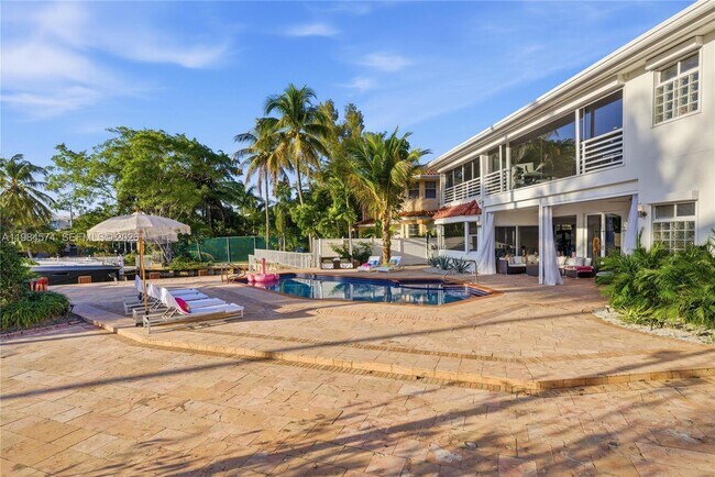 Building Photo - 3401 NE 165th St