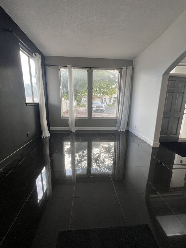 Building Photo - 3 Bedroom, 2.5 Bathroom Home! Schedule a S...