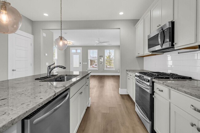 Building Photo - Charming Charleston Home in the Heart of M...