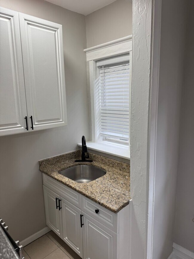 Building Photo - 4363 N Kenmore Ave