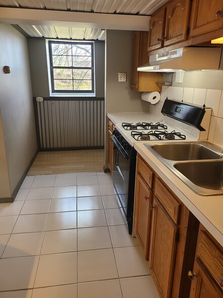 Kitchen w/new tile floor - 277 Bluff St