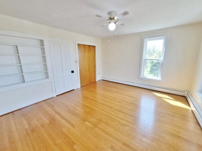 Building Photo - 3 Bed / 1-1/2 Bath Single Family w/2 Car G...