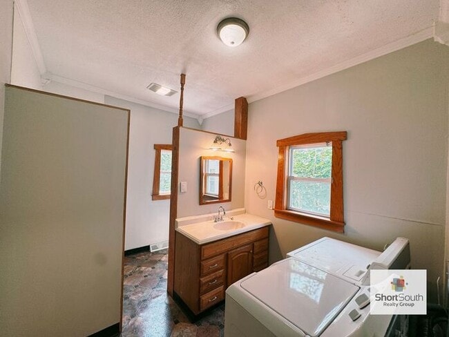 Building Photo - 4 bed 2 bath Single Family Home