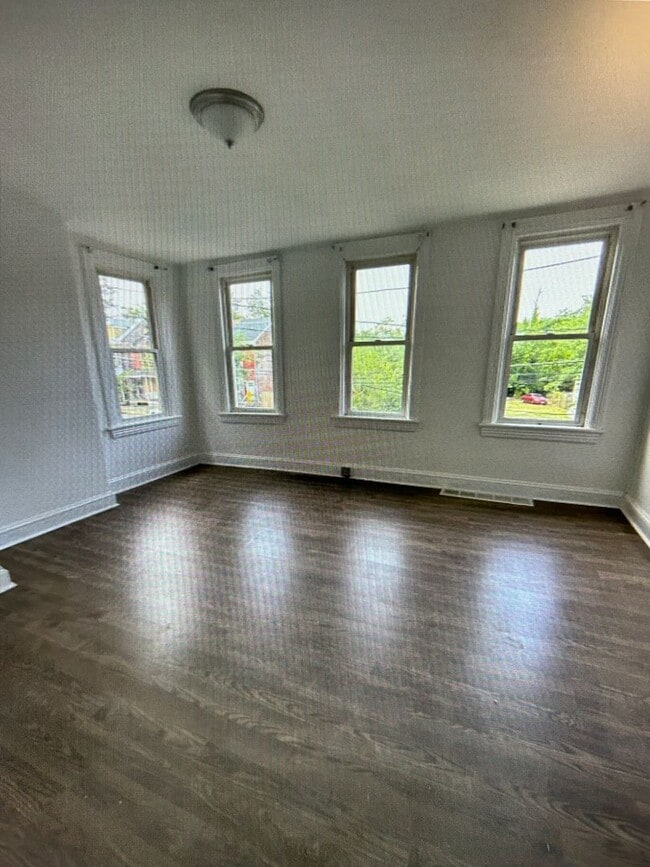 Building Photo - Large Victorian Style House