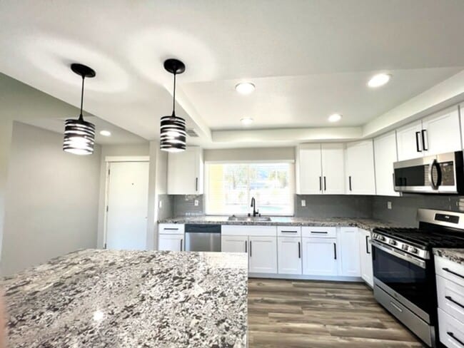 Building Photo - 3 Bedroom Pool Home on Golf Course