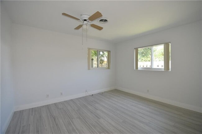 Building Photo - 1711 NE 60th St