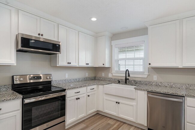 Building Photo - 1120 N Clay Ave