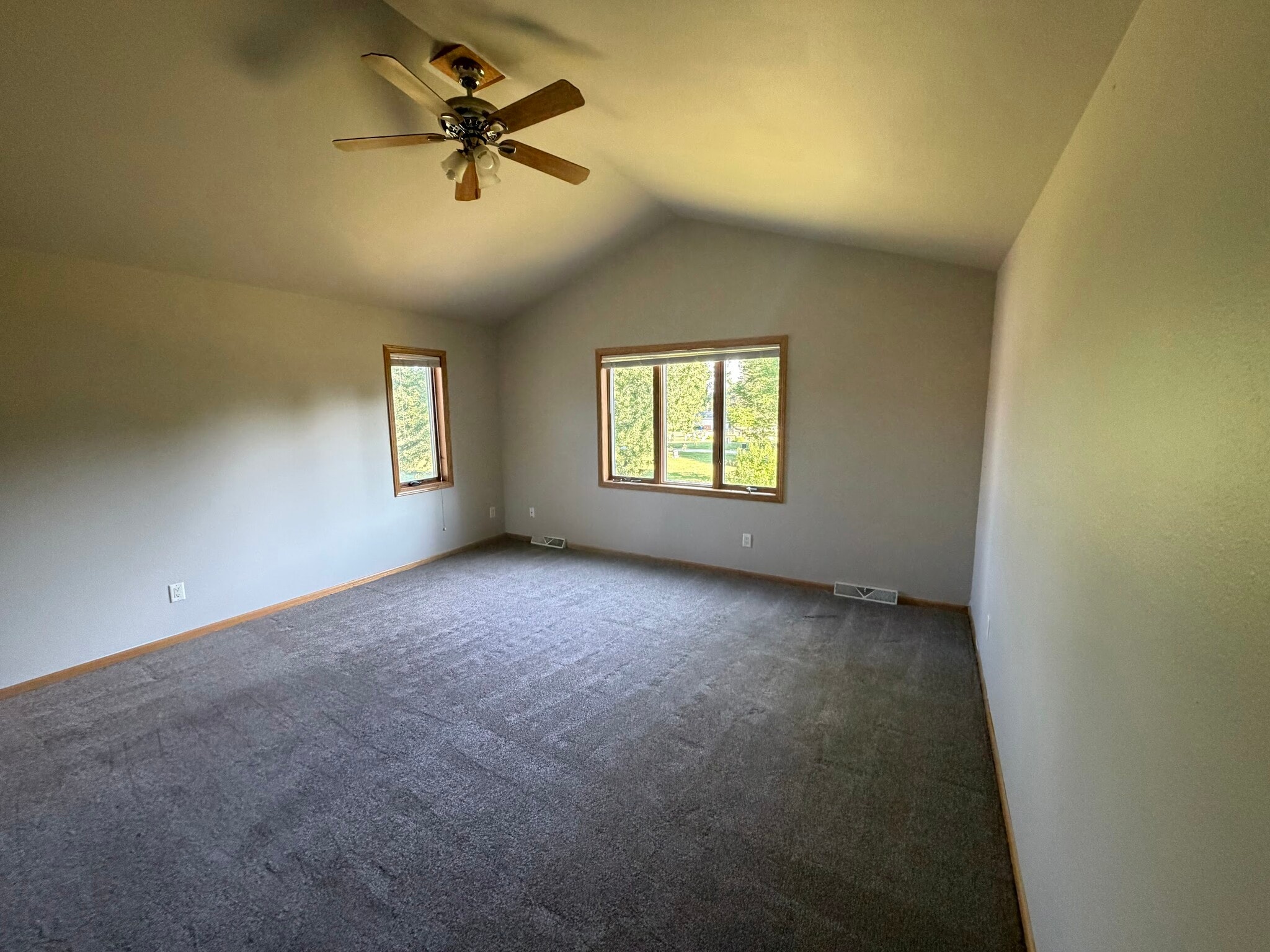 Master bed 2 - 207 Llanos St