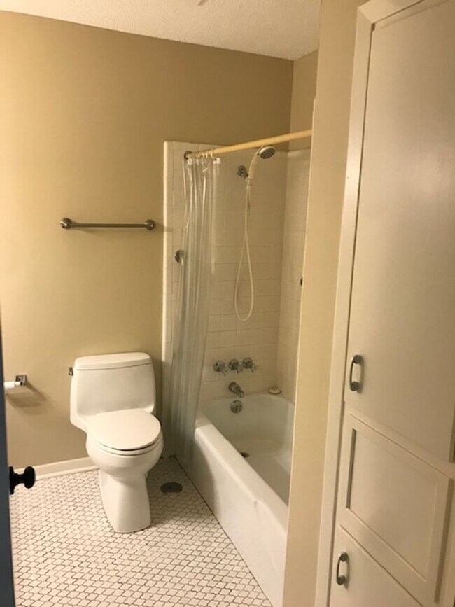 Building Photo - 3 bed 2 Bath Brick Home off Park Avenue!