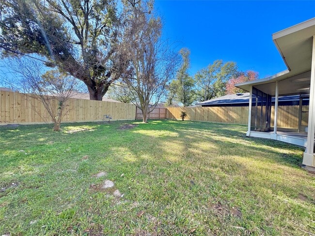 Building Photo - 5115 Hialeah Dr