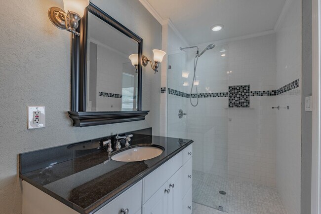Building Photo - Charming Riverside Heights Rental – Update...