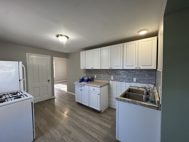 Building Photo - 933 Front Ave