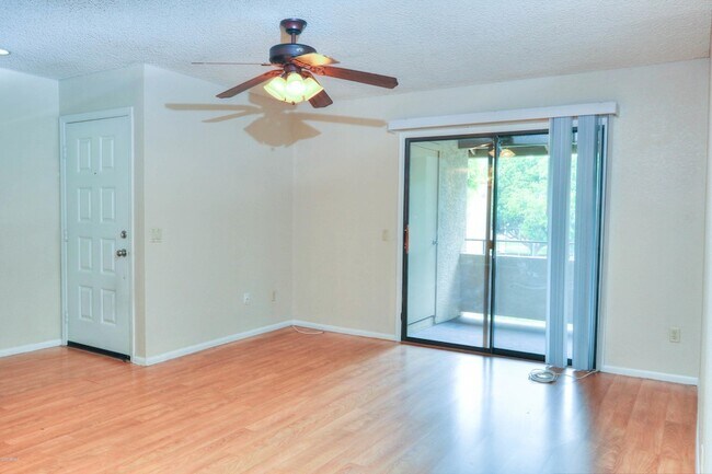 Building Photo - 2146 W Isabella Ave